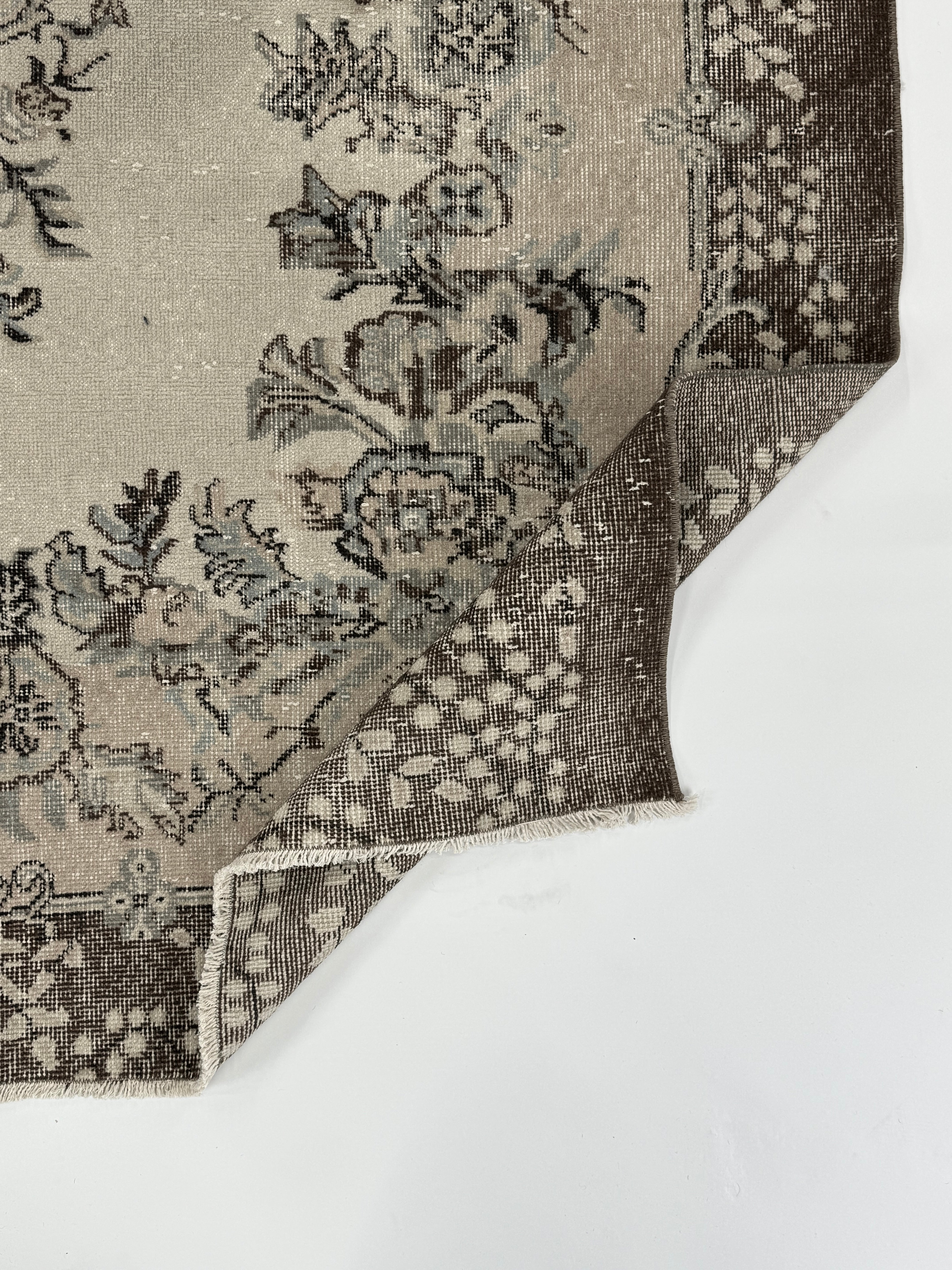 Vintage Turkish rugs with unique character and history – eco-friendly and handcrafted