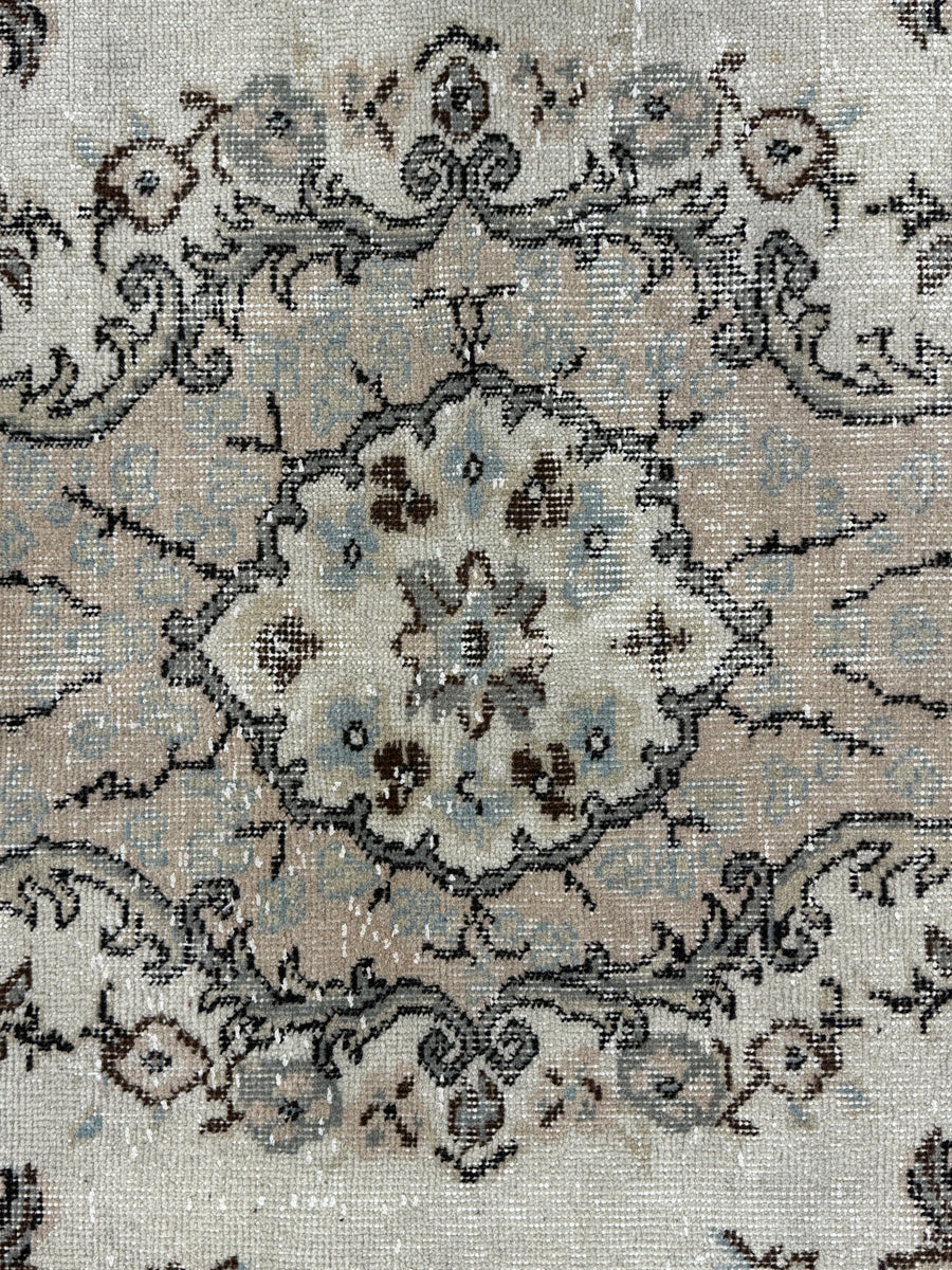 The Ulloa Vintage Rug (5.9x9.8')